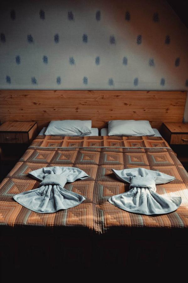 Hôtel Tri Dorogi à Lviv Extérieur photo