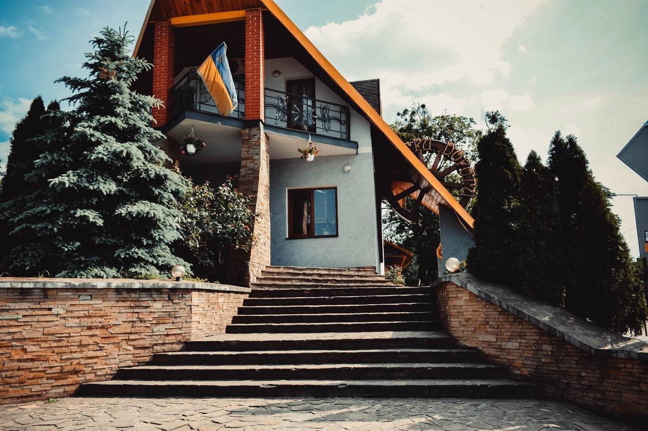 Hôtel Tri Dorogi à Lviv Extérieur photo