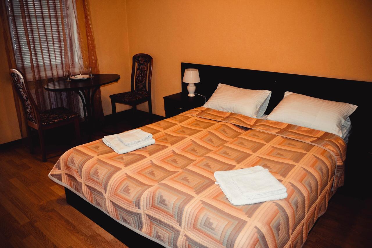 Hôtel Tri Dorogi à Lviv Extérieur photo
