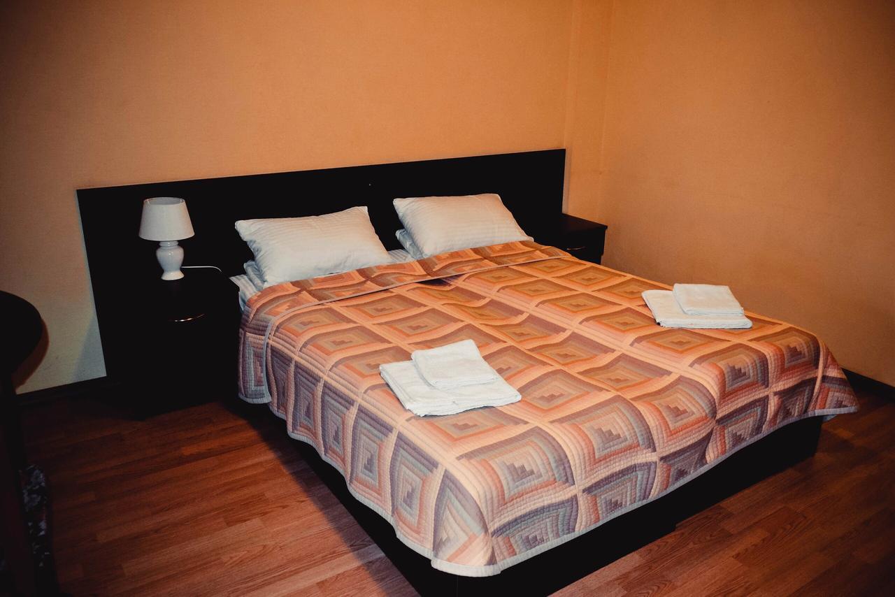 Hôtel Tri Dorogi à Lviv Extérieur photo