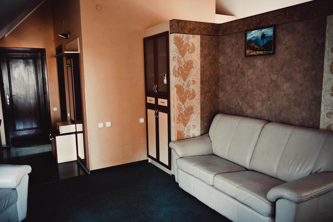 Hôtel Tri Dorogi à Lviv Extérieur photo