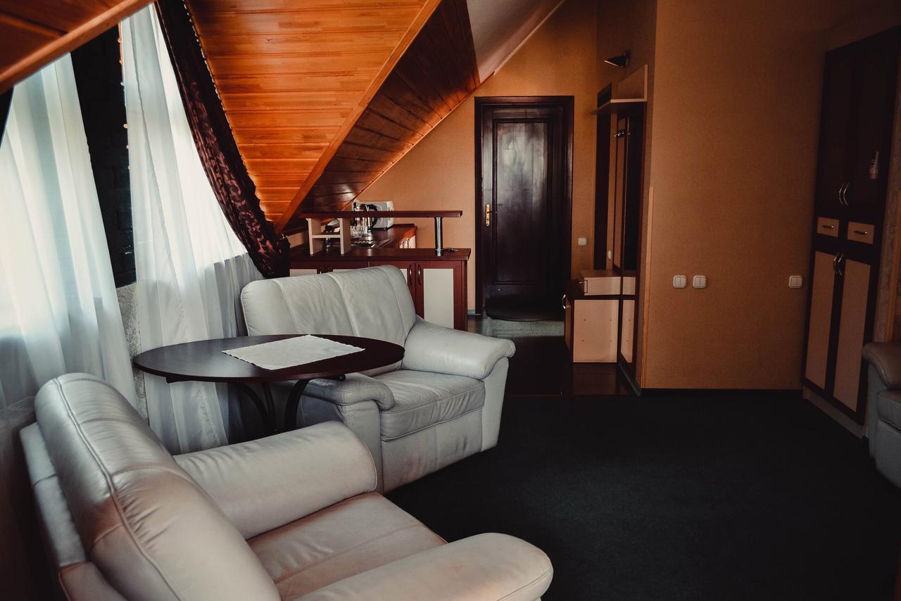 Hôtel Tri Dorogi à Lviv Extérieur photo