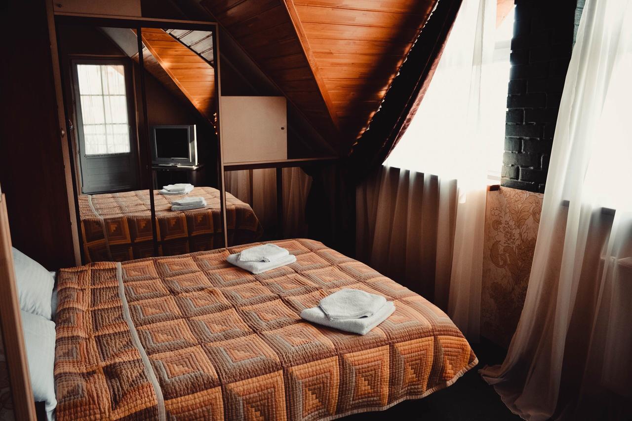Hôtel Tri Dorogi à Lviv Extérieur photo
