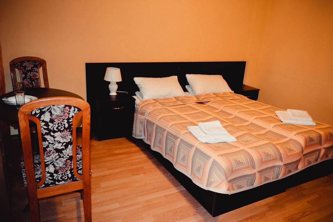 Hôtel Tri Dorogi à Lviv Extérieur photo