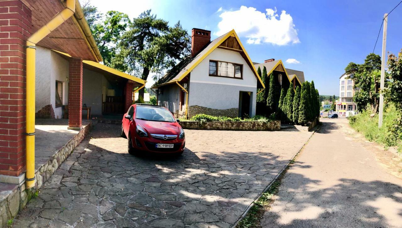 Hôtel Tri Dorogi à Lviv Extérieur photo